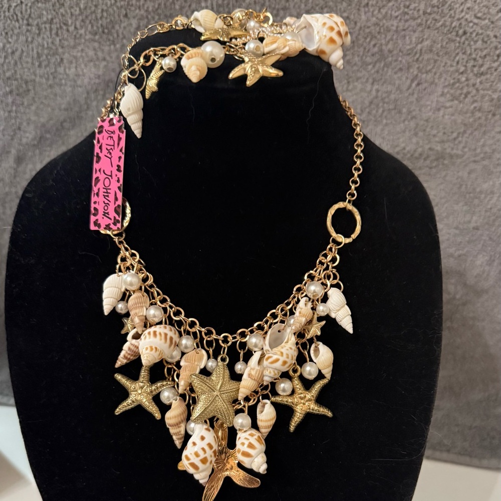 🐚Betsey Johnson Gold and Cream Seashell Necklace AND Bracelet Set